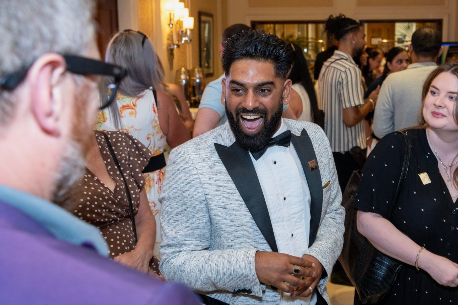 Mix and mingle magician performing for guests at a London drinks reception